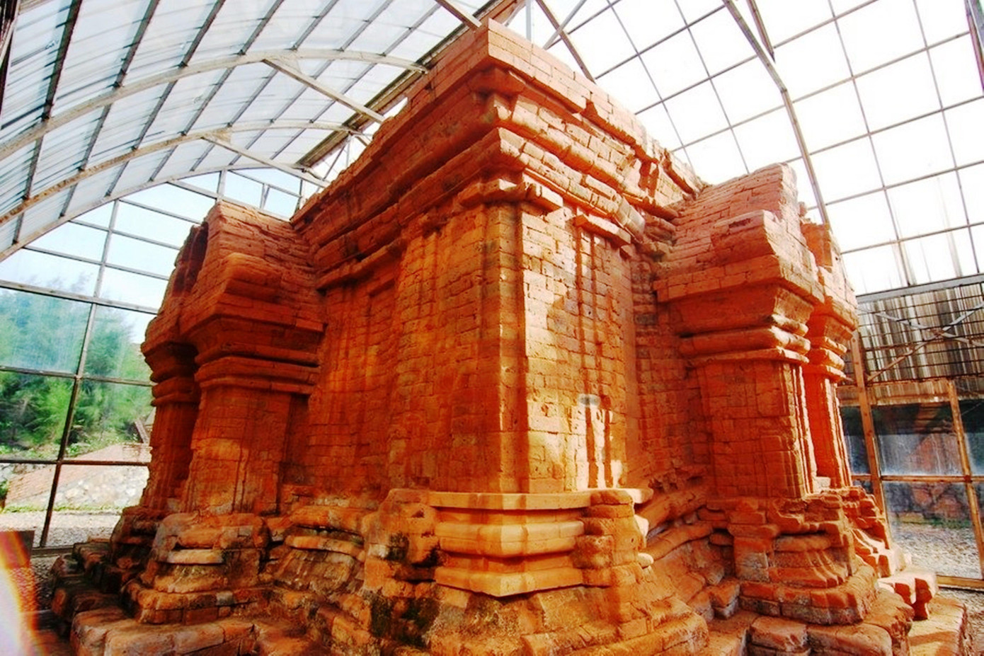 Qua khai quật, một công trình kiến trúc Chăm cổ xưa đã xuất lộ. Theo các nhà nghiên cứu, khảo cổ học, ngôi tháp cổ ở Phú Diên thuộc dạng tháp lùn trong nghệ thuật kiến trúc tháp Chăm.