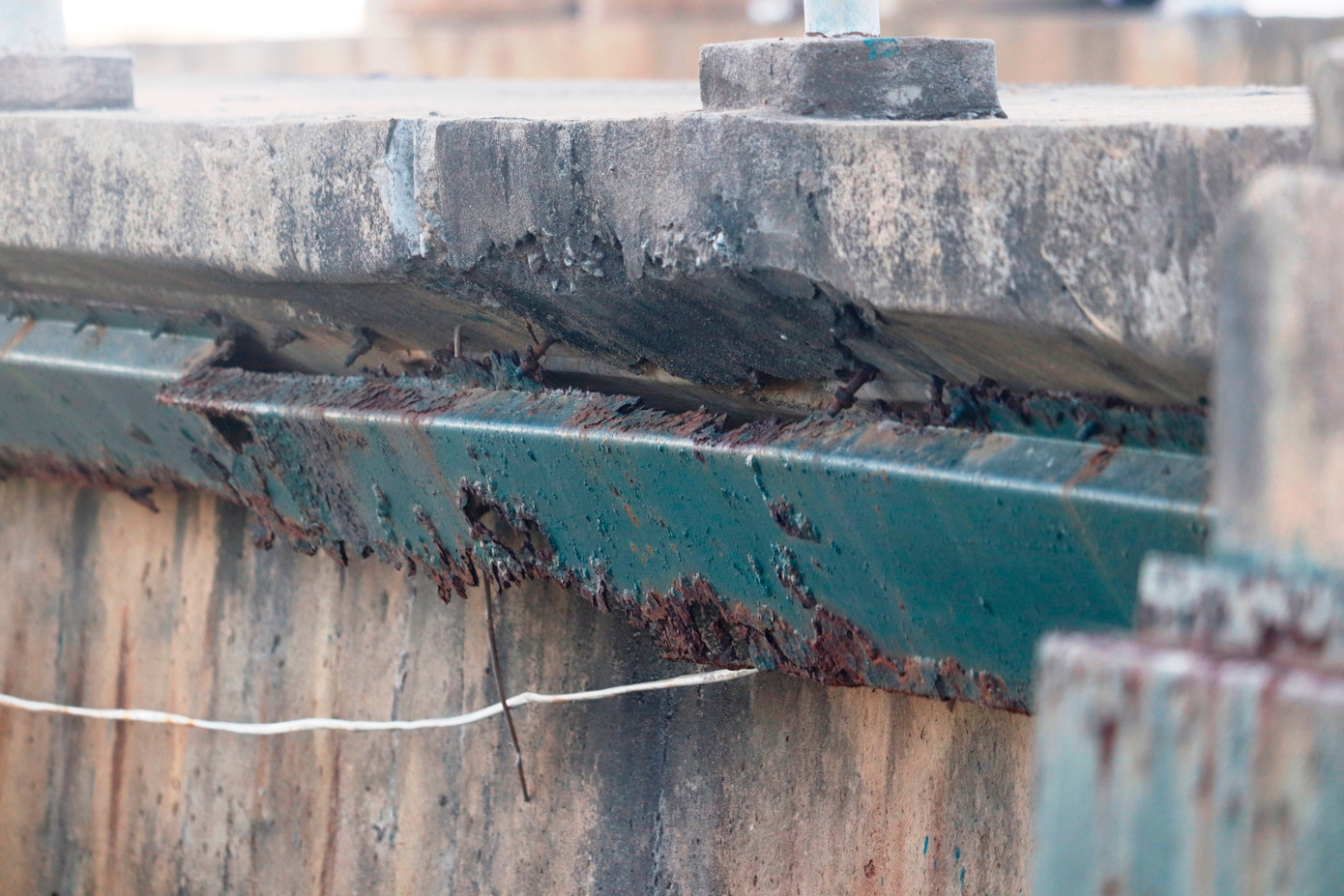 Sắt thép tại công trình đập bị môi trường nhiễm mặn ăn mòn.