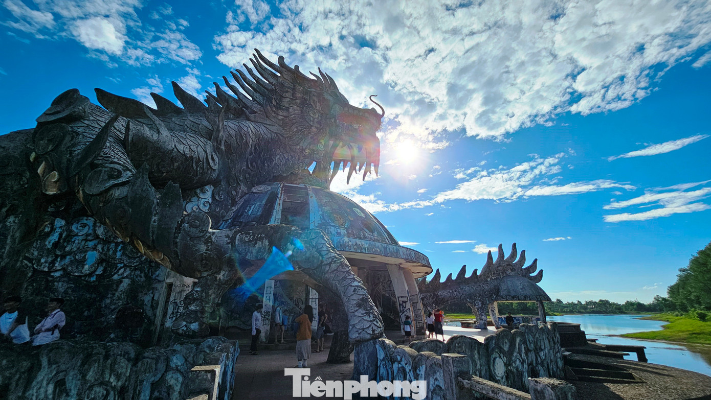 Trong số tổ hợp nhiều hạng mục công trình thuộc khu du lịch như sân khấu nhạc nước, công viên nước, ống máng trượt phục vụ các trò chơi nước, đường dạo quanh hồ…, nổi bật nhất là nhà thủy cung với chiếc đầu rồng khổng lồ nổi lên mặt hồ Thủy Tiên được bao quanh là rừng thông hoang sơ, thơ mộng. Trong số tổ hợp nhiều hạng mục công trình thuộc khu du lịch như sân khấu nhạc nước, công viên nước, ống máng trượt phục vụ các trò chơi nước, đường dạo quanh hồ…, nổi bật nhất là nhà thủy cung với chiếc đầu rồng khổng lồ nổi lên mặt hồ Thủy Tiên được bao quanh là rừng thông hoang sơ, thơ mộng.