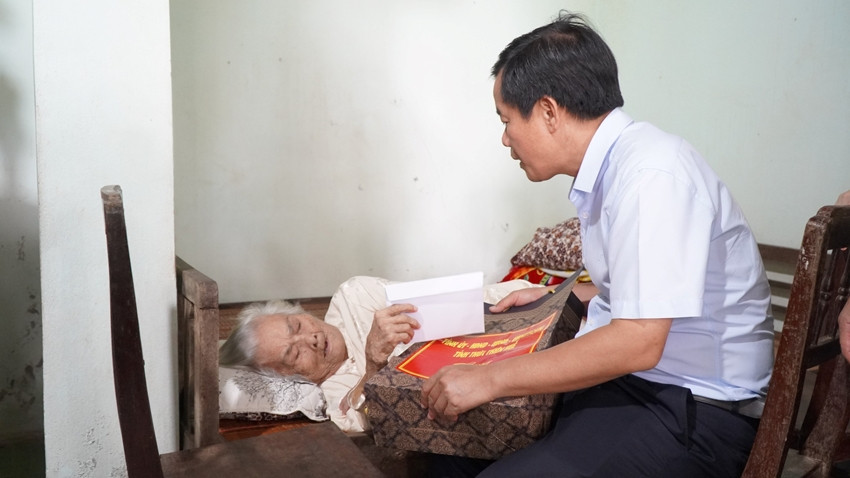 Chủ tịch UBND tỉnh TT-Huế Nguyễn Văn Phương thăm, tặng quà Mẹ Việt Nam anh hùng Lê Thị Dặn (phường Hương Chữ, thị xã Hương Trà).