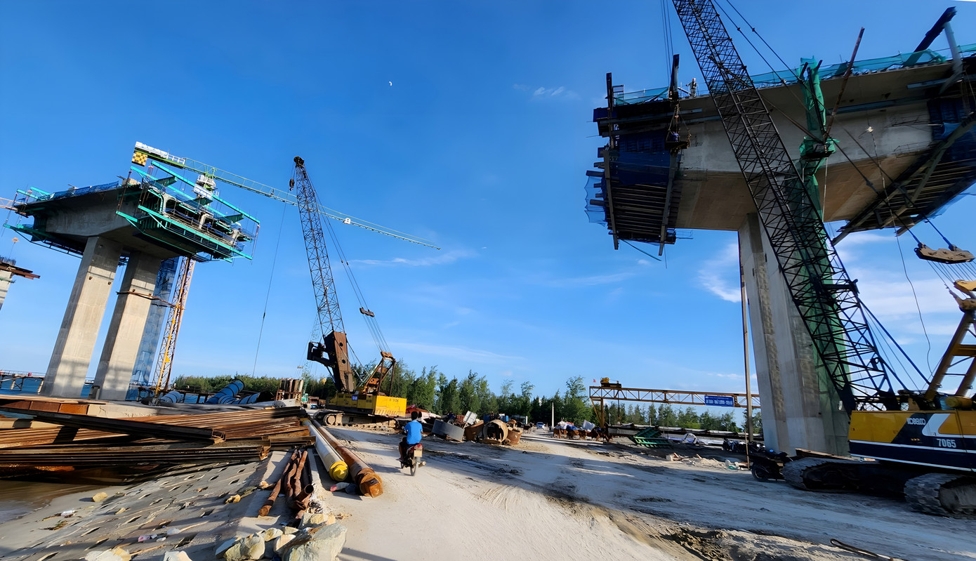 Ban quản lý dự án và các đơn vị nhà thầu quyết tâm hoàn thành mục tiêu vào tháng 10/2024 sẽ hợp long cầu, hoàn thiện mặt cầu, bờ bò, lan can, khe co giãn các nhịp còn lại (trừ nhịp chính) để thông xe kỹ thuật.