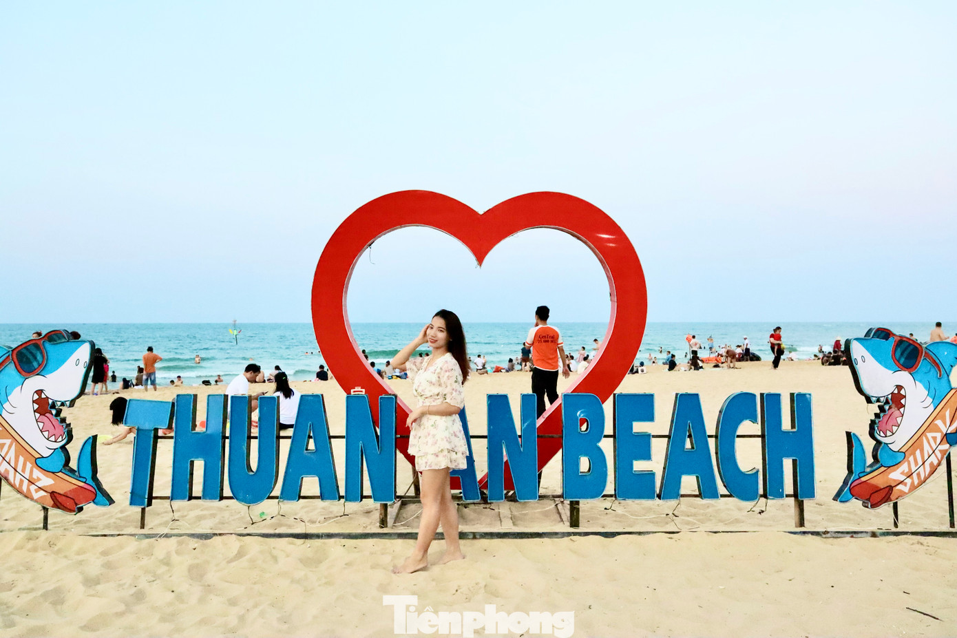 Nhiều du khách đến từ Quảng Trị, Đà Nẵng, Quảng Nam… đã không tiếc lời khen về vẻ đẹp của vùng biển xứ Huế, nhưng cũng không ít người biết rằng nơi đây từng tan hoang, tiêu điều do mưa bão. Nhiều du khách đến từ Quảng Trị, Đà Nẵng, Quảng Nam… đã không tiếc lời khen về vẻ đẹp của vùng biển xứ Huế, nhưng cũng không ít người biết rằng nơi đây từng tan hoang, tiêu điều do mưa bão.