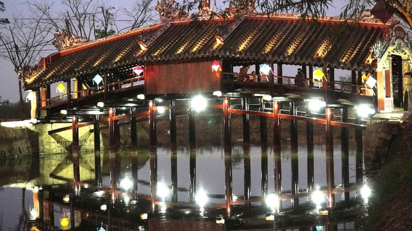 Nếu như trước đó, cầu Ngói Thanh Toàn là điểm đến chủ yếu thu hút, phục vụ khách du lịch chỉ vào ban ngày, thì theo đại diện chính quyền xã Thủy Thanh, thời gian gần đây, việc triển khai các hoạt động văn hóa, dịch vụ vào ban đêm tại điểm du lịch cộng đồng Cầu Ngói nhằm tạo nên sự mới lạ, hấp dẫn và phù hợp với định hướng của ngành Du lịch tỉnh TT-Huế, đáp ứng nhu cầu đa dạng của du khách khi đến Huế. Ảnh: N.V