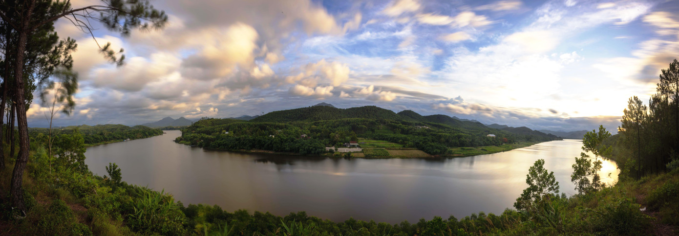 Và đô thị Huế cũng sẽ có cả vùng đồi núi hoang sơ phía Tây. Ảnh: Văn Đình Huy Và đô thị Huế cũng sẽ có cả vùng đồi núi hoang sơ phía Tây. Ảnh: Văn Đình Huy