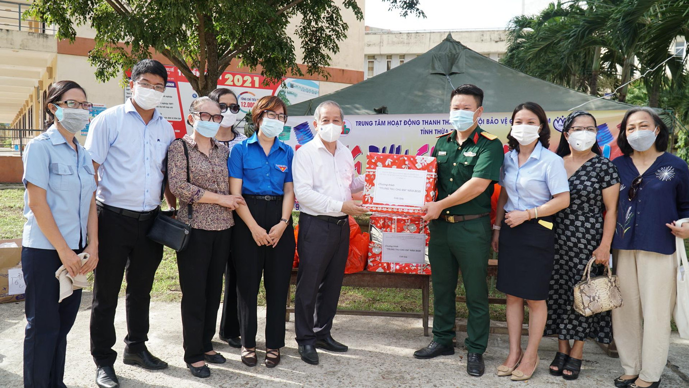 Phó Bí thư Phan Ngọc Thọ trao quà Trung thu cho trẻ đang cách ly y tế thông qua bộ phận phụ trách khung