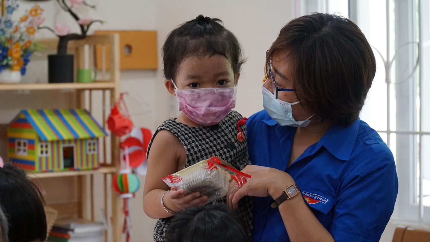 Quà mừng Trung thu từ các anh chị Tỉnh Đoàn TT-Huế