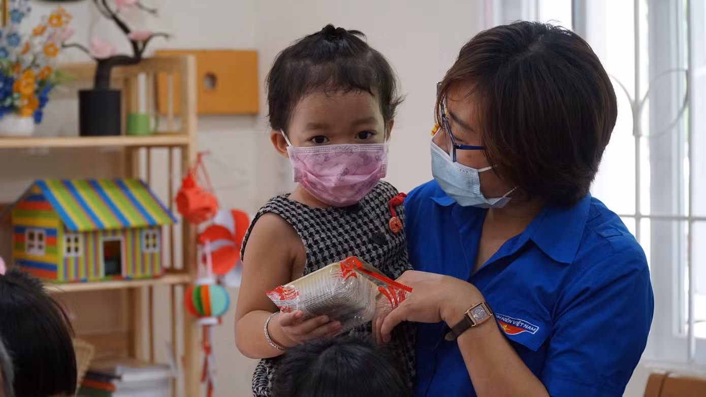 Quà mừng Trung thu từ các anh chị Tỉnh Đoàn TT-Huế