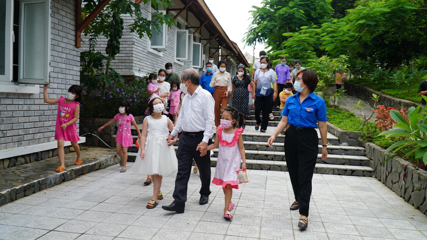 Ông Phan Ngọc Thọ thăm cơ sở nuôi dạy trẻ em dịp Trung thu