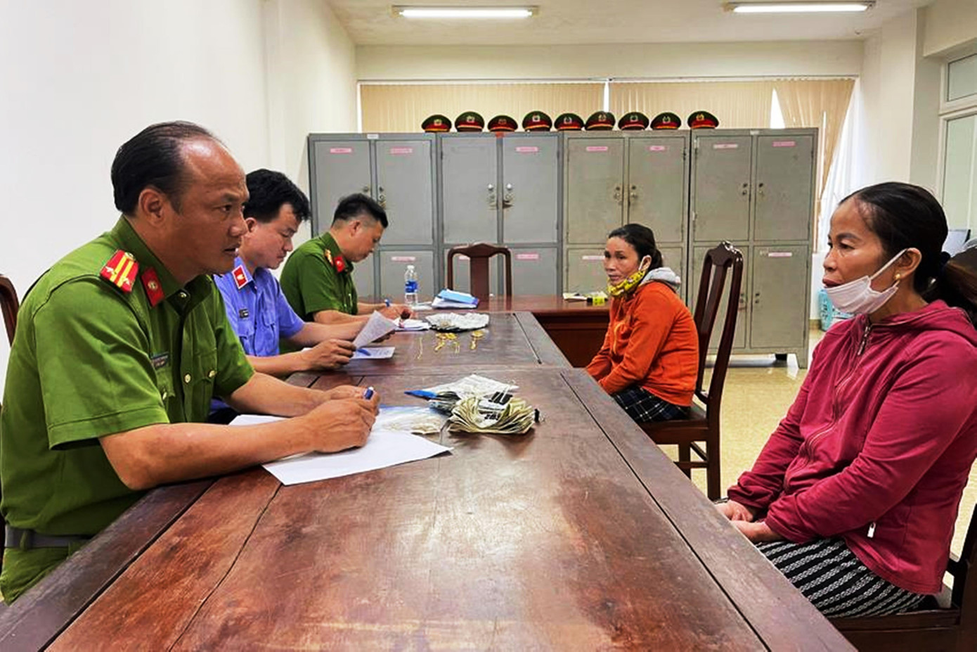 Công an lấy lời khai 2 đối tượng trộm vàng và đô la. Ảnh: CA cung cấp Công an lấy lời khai 2 đối tượng trộm vàng và đô la. Ảnh: CA cung cấp