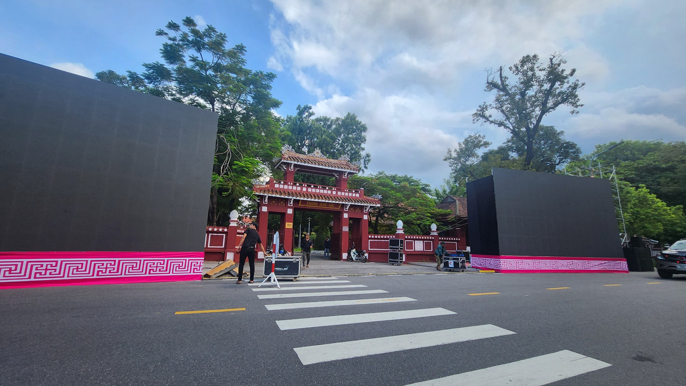 Đây là lần thứ 6, cầu truyền hình chung kết Đường lên đỉnh Olympia lại được tổ chức ở Huế, tại ngôi trường được xem là biểu tượng của giáo dục Huế.