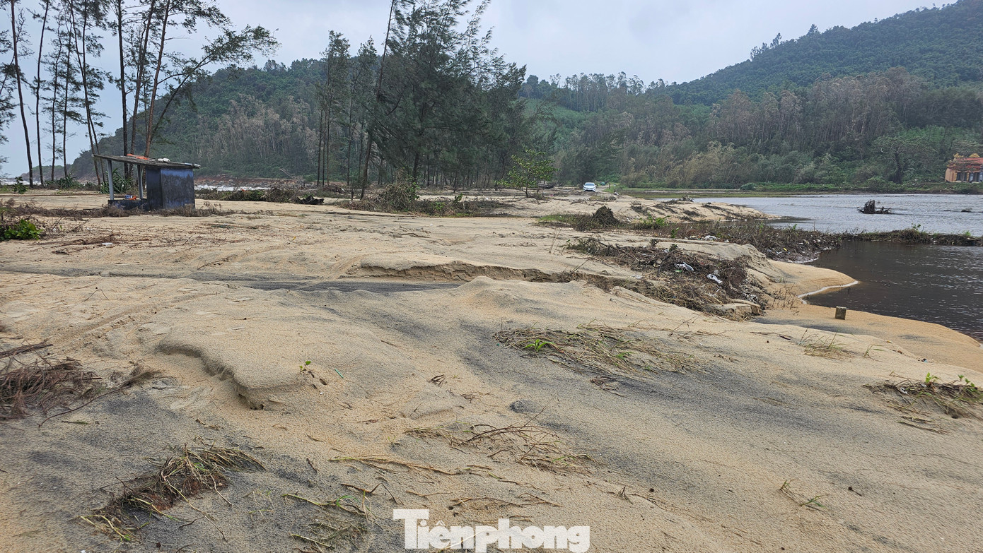 Ông Nguyễn Đức Luyện - Phó Giám đốc Công ty CP Đường bộ I Thừa Thiên-Huế (đơn vị được giao quản lý, duy tu, bảo dưỡng công trình) cho biết, với hiện trạng bị bồi lấp, hư hỏng do thiên tai hiện nay, một số đoạn trên tuyến đường tỉnh 21 không thể lưu thông bình thường.