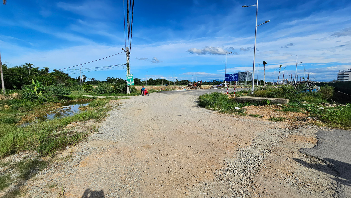 "Nhà tôi ở ngay đoạn cuối thấp trũng của đường Nguyễn Lộ Trạch, trận lũ lụt tháng 11 năm ngoái, tôi và người dân xung quanh đã cứu giúp hơn 10 người suýt bị nước xiết cuốn vào ống cống và đẩy ra sông khi đi nhầm vào đoạn trũng của tuyến đường và cống thoát nước làm dang dở này. Không hiểu vì sao chỉ một đoạn cống ngầm và vài chục mét đường mà làm mãi không xong", một phụ nữ ở Tổ dân phố 6 phường Xuân Phú cho biết. "Nhà tôi ở ngay đoạn cuối thấp trũng của đường Nguyễn Lộ Trạch, trận lũ lụt tháng 11 năm ngoái, tôi và người dân xung quanh đã cứu giúp hơn 10 người suýt bị nước xiết cuốn vào ống cống và đẩy ra sông khi đi nhầm vào đoạn trũng của tuyến đường và cống thoát nước làm dang dở này. Không hiểu vì sao chỉ một đoạn cống ngầm và vài chục mét đường mà làm mãi không xong", một phụ nữ ở Tổ dân phố 6 phường Xuân Phú cho biết.