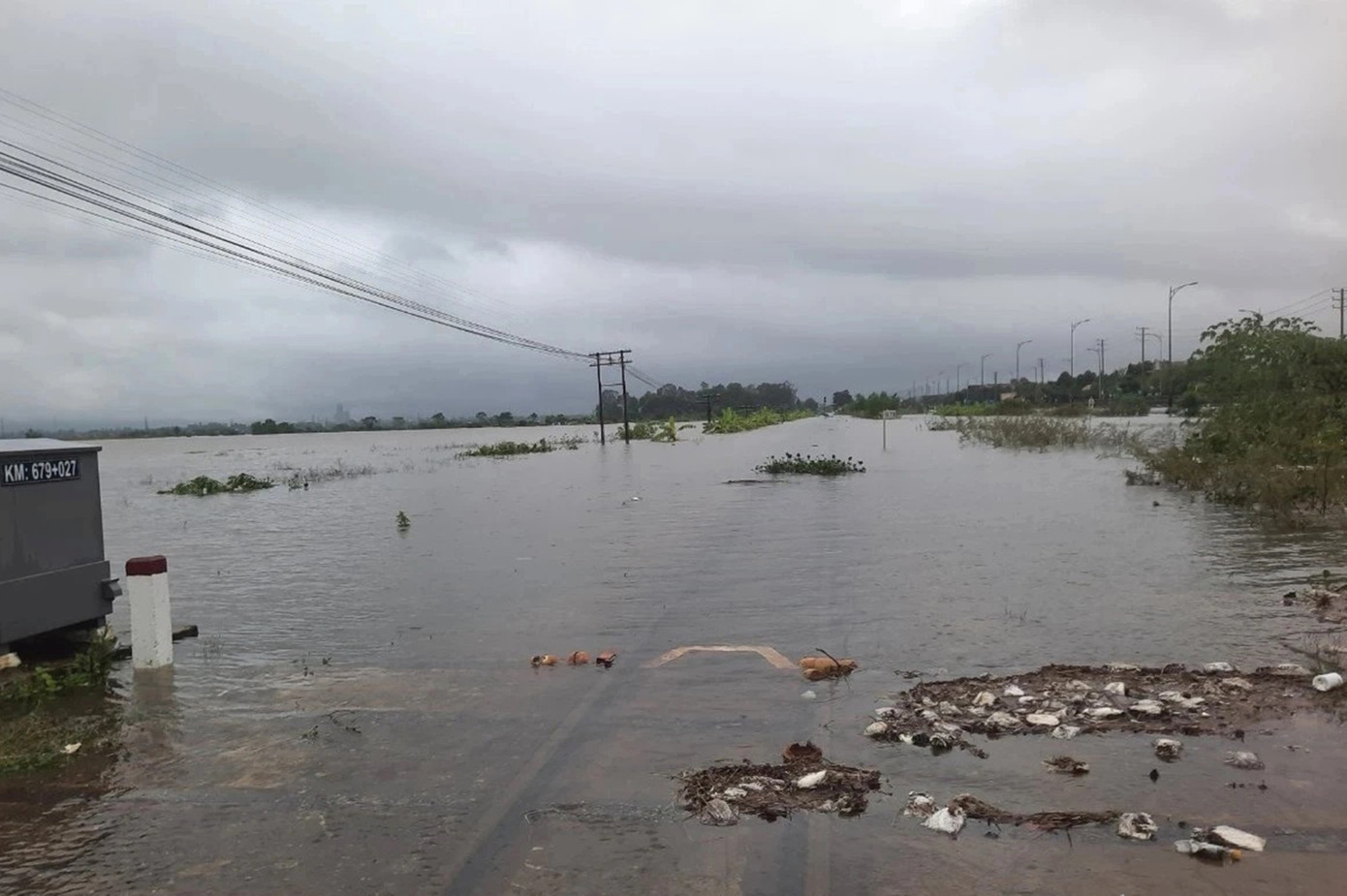 Đoạn đường sắt qua phường Hương Văn, thị xã Hương Trà, TT-Huế, bị ngập nặng gây ách tắc giao thông. (Ảnh: Duy Lợi)