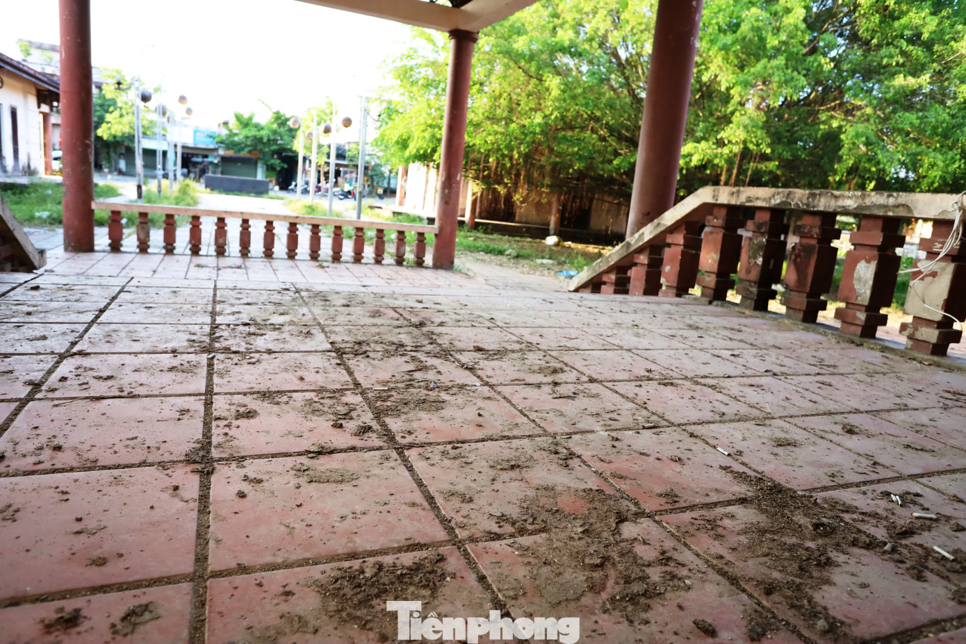 Công trình từng được thiết kế đầy đủ hệ thống chiếu sáng, bãi đỗ xe, văn phòng làm việc… nhằm làm nơi trưng bày, giới thiệu tinh hoa nghề đúc đồng truyền thống vang danh xứ Huế, nhưng nay biến dạng thành nơi nhốt giữ bò, với mùi xú uế từ chất thải gia súc bốc lên nồng nặc gây ô nhiễm môi trường.