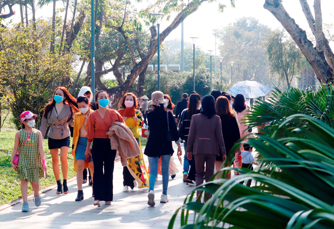 Tấp nập người đi dạo ven sông Hương vào chiều mùng 7 Tết