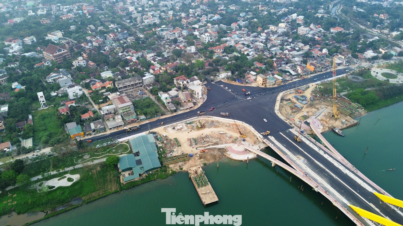 Trong quá trình thi công, dự án đối mặt với nhiều thách thức, đặc biệt là yếu tố thời tiết miền Trung khắc nghiệt, cùng với việc hạn chế ảnh hưởng đến dòng chảy, đảm bảo an toàn đường thủy và hệ sinh thái sông Hương. Hiện tại, hơn 190 kỹ sư và công nhân ngày đêm làm việc để đảm bảo kịp tiến độ, với hơn 97% khối lượng công trình đã hoàn thành. Trong quá trình thi công, dự án đối mặt với nhiều thách thức, đặc biệt là yếu tố thời tiết miền Trung khắc nghiệt, cùng với việc hạn chế ảnh hưởng đến dòng chảy, đảm bảo an toàn đường thủy và hệ sinh thái sông Hương. Hiện tại, hơn 190 kỹ sư và công nhân ngày đêm làm việc để đảm bảo kịp tiến độ, với hơn 97% khối lượng công trình đã hoàn thành.