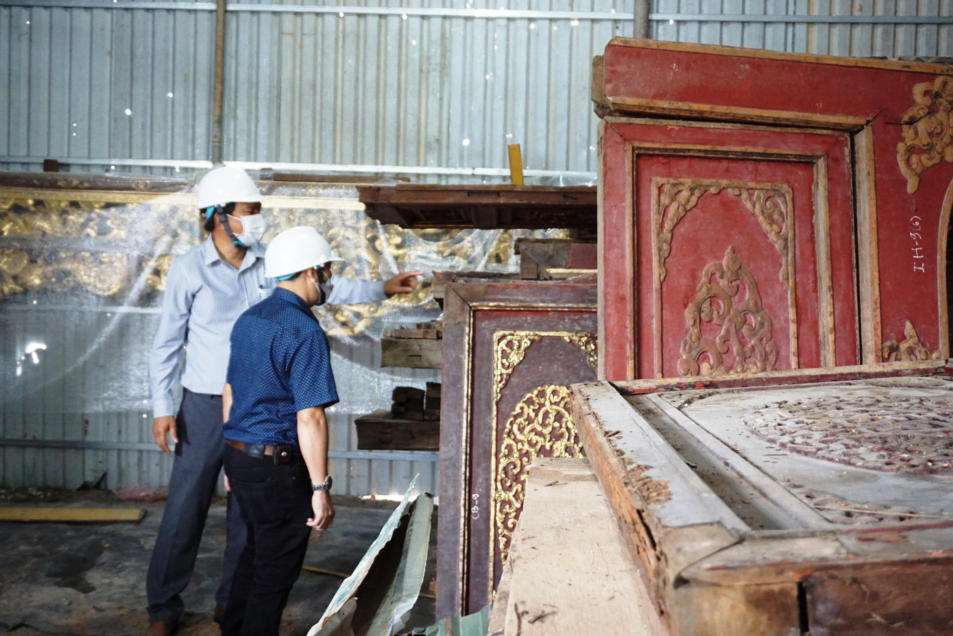 Báo cáo của Trung tâm Bảo tồn Di tích Cố đô Huế về quy trình thực hiện công tác hạ giải điện Thái Hòa cho thấy, công trình được đơn vị thi công là Công ty cổ phần Tu bổ di tích Huế chụp ảnh hiện trạng, đo vẽ, can dập lại hoa văn trang trí trên cột thếp vàng hình rồng, hoa văn trang trí bờ mái, đo vẽ ghi nhận các thông số kỹ thuật của hệ khung gỗ, kết cấu mái…