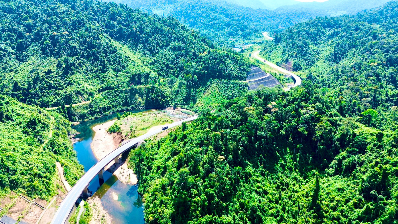 Tại lễ khởi công mới đây, ông Nguyễn Văn Phương - Chủ tịch UBND TP Huế, nhấn mạnh đây là dự án đặc biệt, kết nối liên thông hai thành phố trực thuộc Trung ương; đi qua Vườn Quốc gia Bạch Mã - khu vực được bảo vệ nghiêm ngặt. “Chúng tôi đề nghị các cơ quan, nhà thầu, đơn vị liên quan phải có giải pháp quản lý, giám sát chặt chẽ, nhằm giảm thiểu tối đa tác động đến môi trường, tuân thủ các quy định về bảo vệ thiên nhiên và hệ sinh thái cho khu vực này”, ông Nguyễn Văn Phương lưu ý.