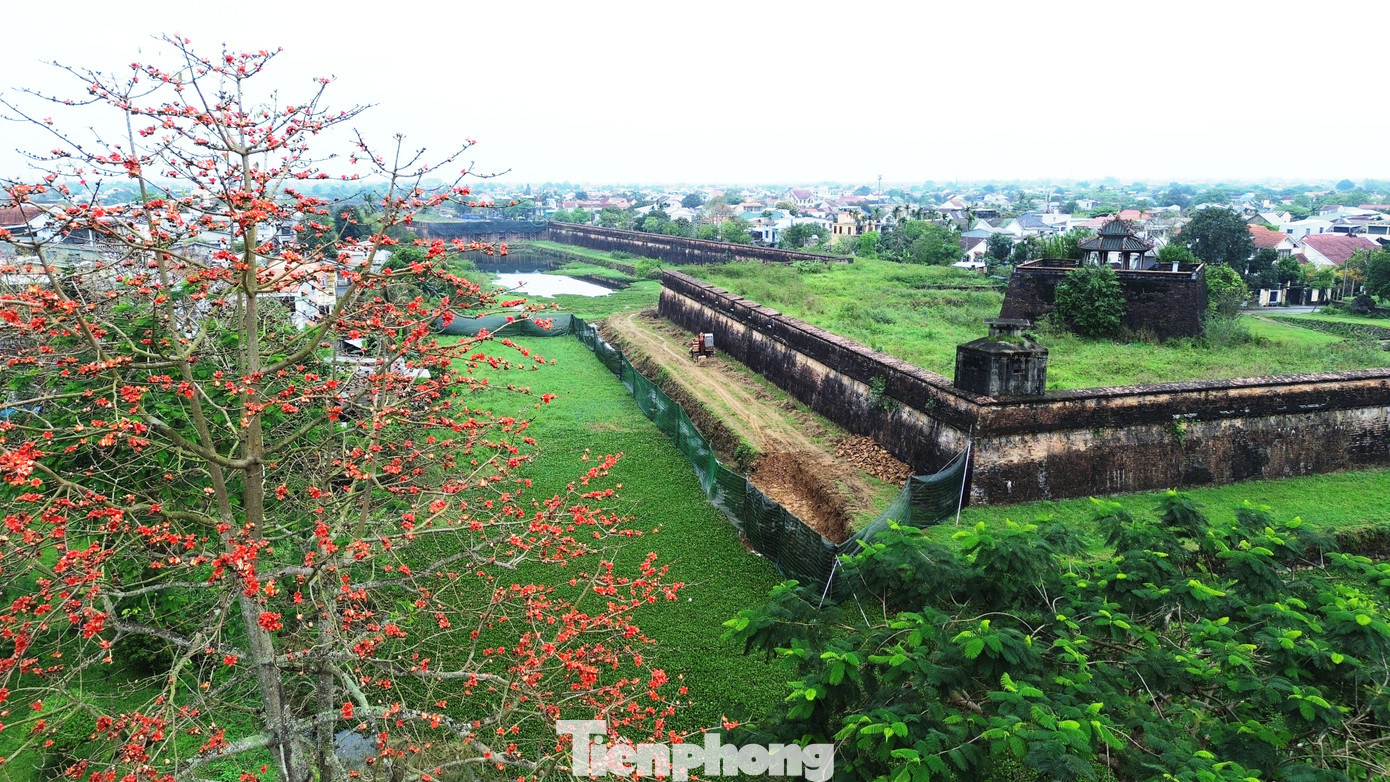 Trung tâm Bảo tồn Di tích Cố đô Huế cho biết công tác tu bổ và tôn tạo mặt tây của Kinh thành Huế, đoạn thuộc phường Thuận Hòa (quận Phú Xuân, thành phố Huế), được triển khai với tổng kinh phí 49,3 tỷ đồng.