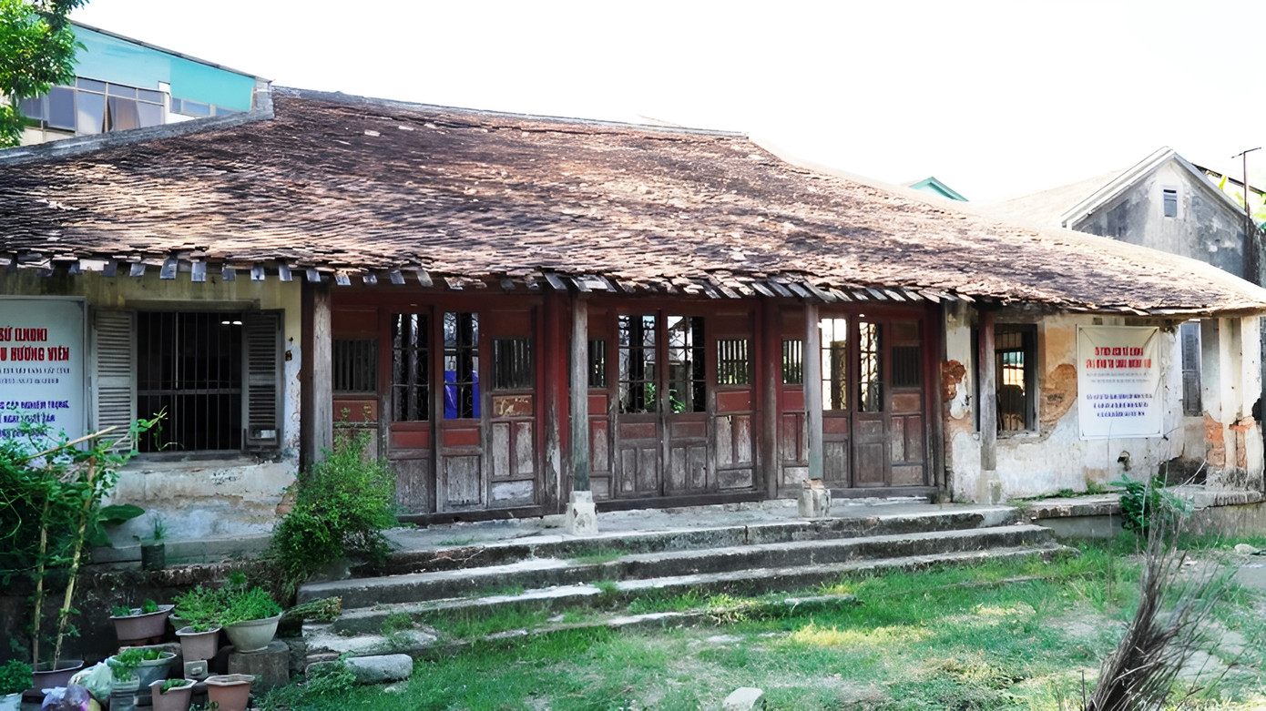 Trước khi được trùng tu, di tích Ưng Bình tại Châu Hương Viên trải qua hàng chục năm trong tình trạng hoang phế, xuống cấp, khiến đông đảo giới văn nghệ sĩ Huế không khỏi xót xa, chạnh lòng. Trước khi được trùng tu, di tích Ưng Bình tại Châu Hương Viên trải qua hàng chục năm trong tình trạng hoang phế, xuống cấp, khiến đông đảo giới văn nghệ sĩ Huế không khỏi xót xa, chạnh lòng.