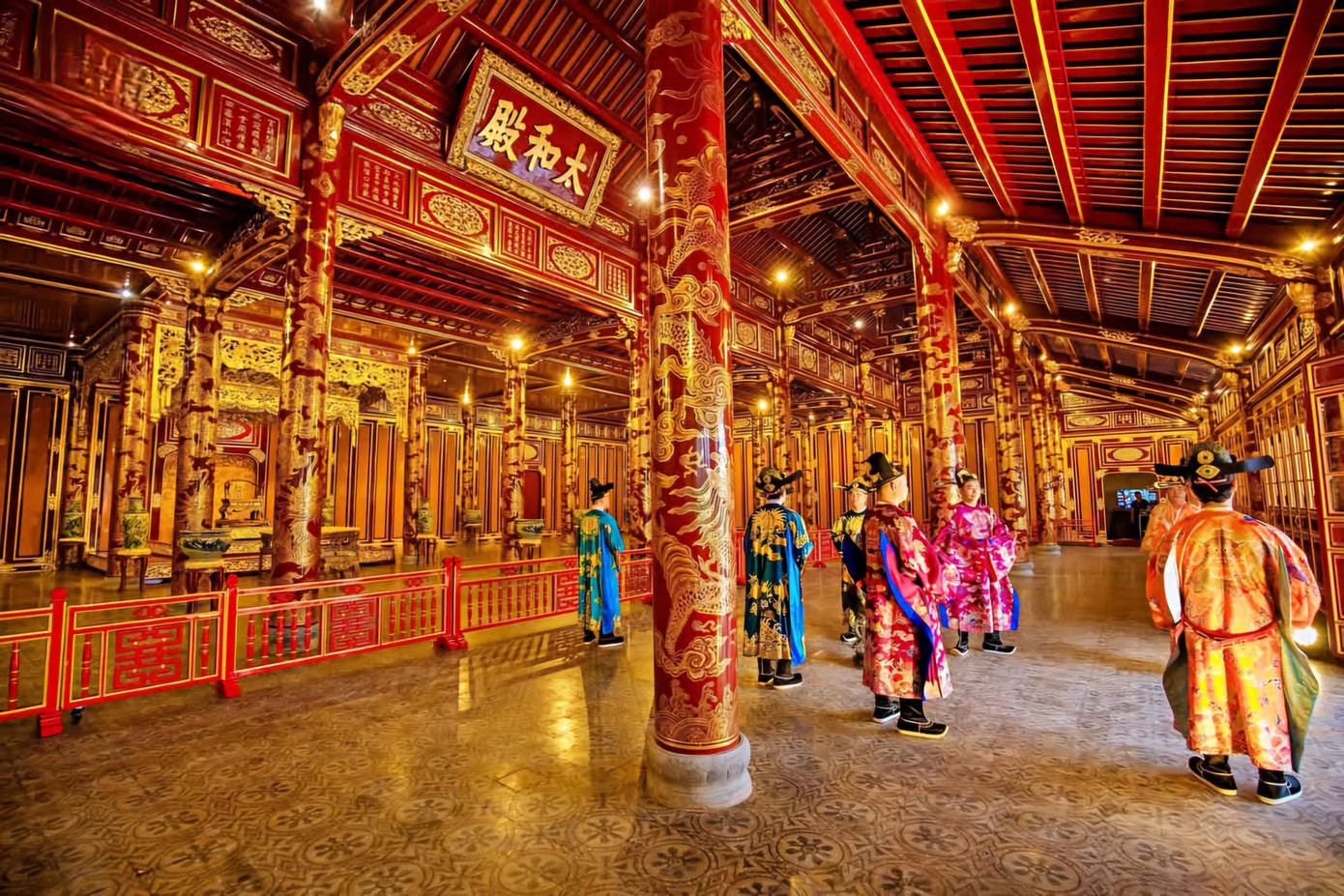 Trên trần gỗ mỗi căn đều treo lồng đèn trang trí thơ văn và hình ảnh cách điệu chạm trổ theo lối “nhất thi nhất họa”. Ảnh: TTBTDTCĐ.