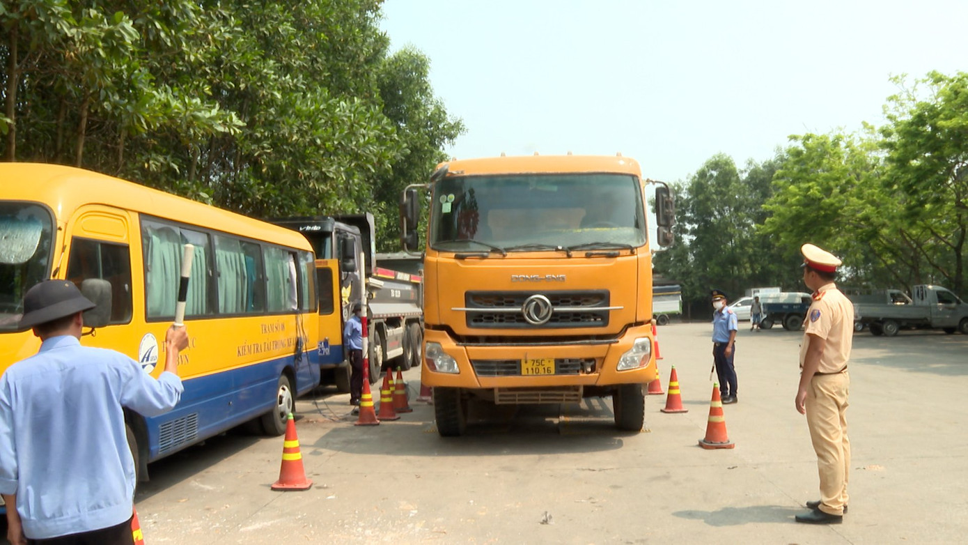 Lực lượng liên ngành kiểm tra, giám sát tải trọng ô tô tải trên địa bàn TT-Huế.