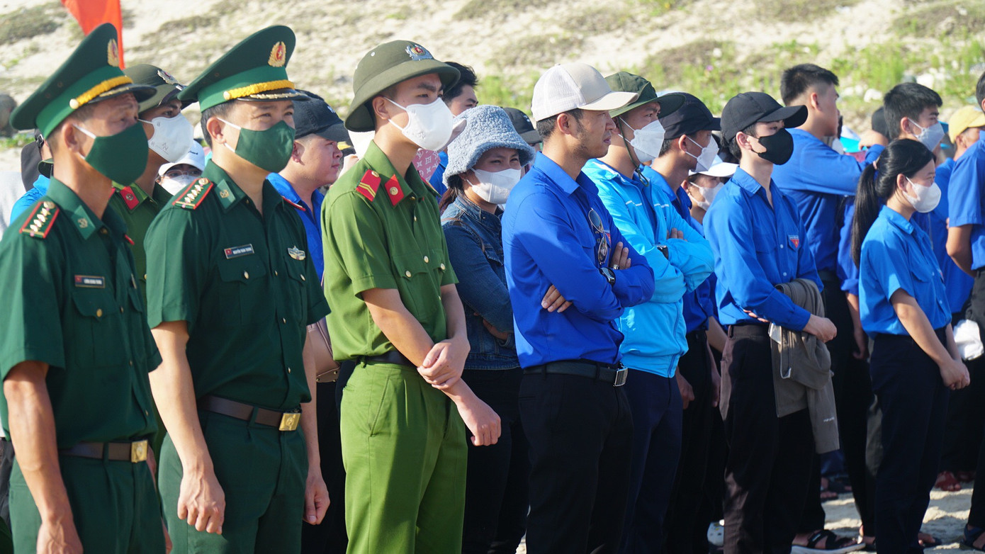 Đoàn viên, thanh niên địa phương và lực lượng vũ trang tham gia lễ phát động hưởng ứng ngày Môi trường Thế giới và ngày Thanh niên hành động chống rác thải nhựa năm 2023.