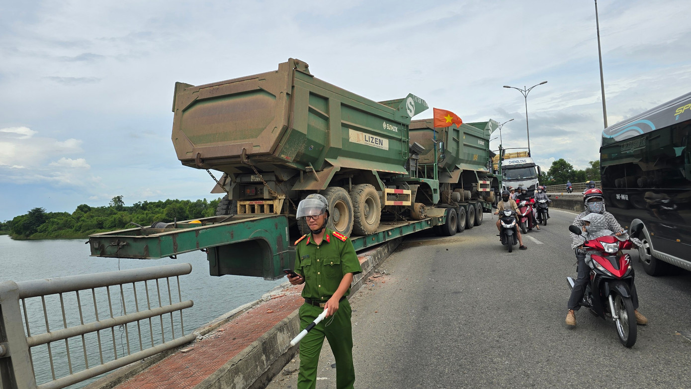 Lực lượng công an có mặt tại hiện trường để thực hiện công tác cứu hộ cứu nạn, phân luồng, điều tiết giao thông. Lực lượng công an có mặt tại hiện trường để thực hiện công tác cứu hộ cứu nạn, phân luồng, điều tiết giao thông.
