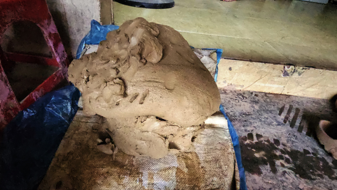 Trong đó, công đoạn khó nhất là chuẩn bị nguyên liệu. Đất sét phải được chọn kỹ, sau đó trộn với nước để tạo độ mềm dẻo. Tiếp đó, nguyên liệu làm tượng được chia thành từng khối nhỏ. Nguyên liệu đất sét được nhồi kỹ để đảm bảo độ mềm, dẻo và mịn. Giai đoạn này nếu có sai sót kỹ thuật nhồi đất, khi đúc tượng sẽ bị nứt, không đảm bảo yêu cầu của sản phẩm.