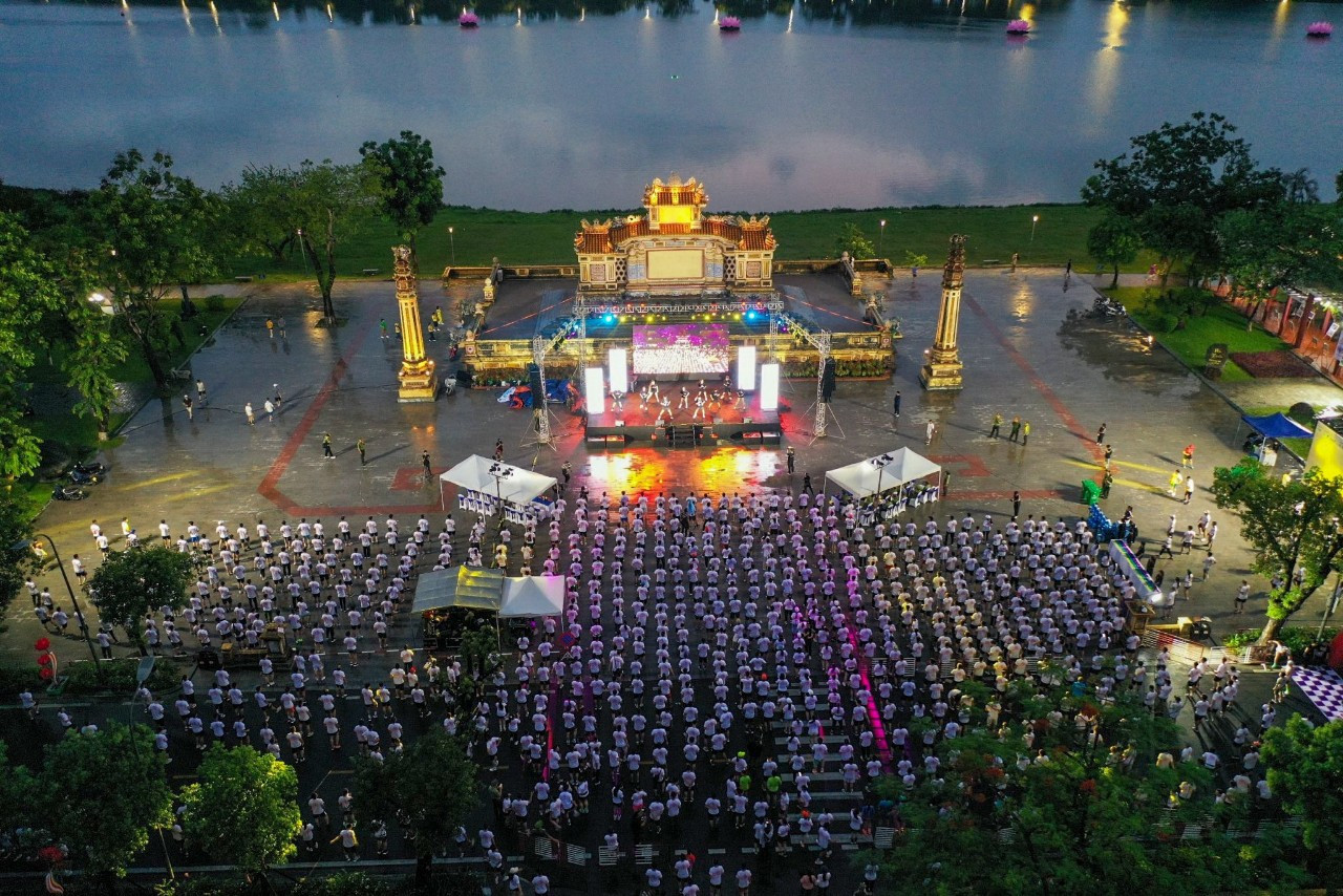 Xuất phát từ Bia Quốc học Huế, các vận động viên cùng nhau trải nghiệm, tranh tài chặng đường đầy màu sắc với cự ly hơn 5km bằng hình thức chạy bộ dọc hai bờ sông Hương, theo đường Lê Lợi đến cầu Dã Viên, qua đường Lê Duẩn đến cầu Phú Xuân và về đích.