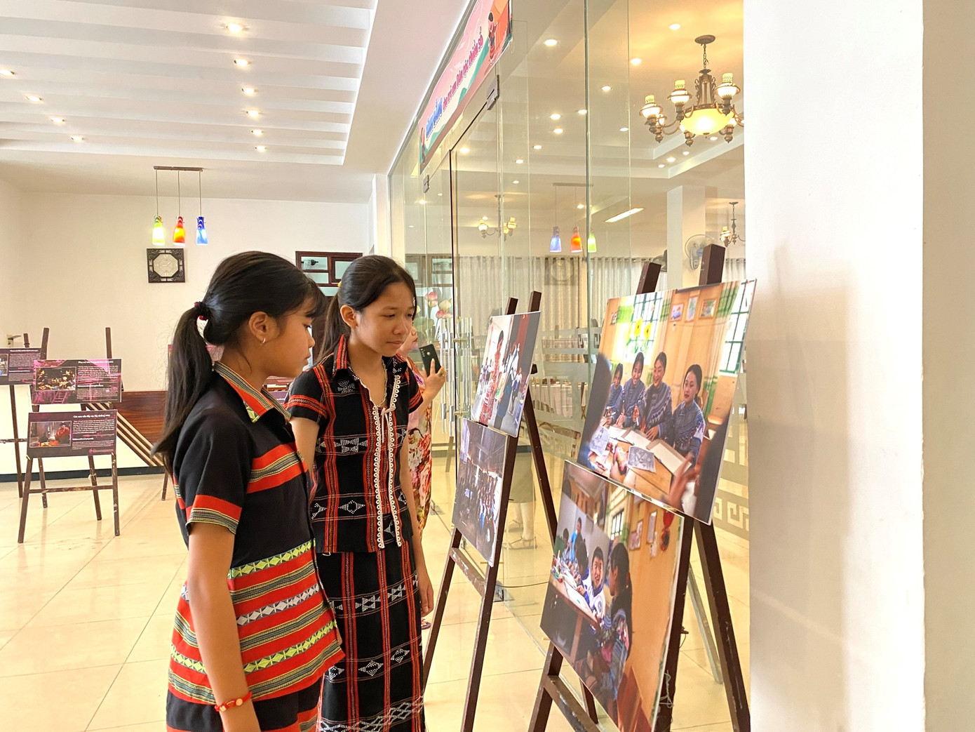 Triển lãm ảnh "Lắng nghe con nói". Ảnh: BTTH Triển lãm ảnh "Lắng nghe con nói". Ảnh: BTTH