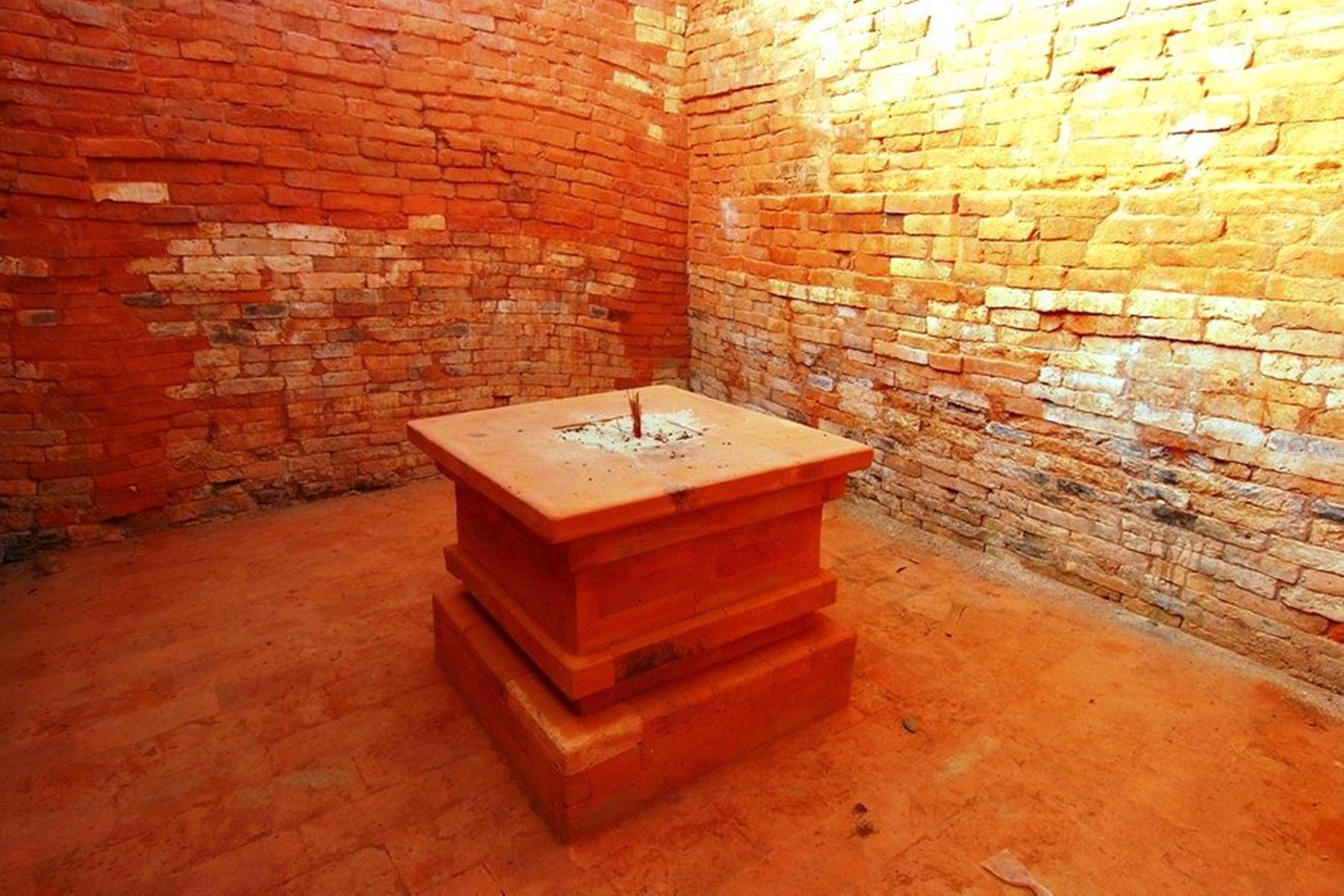 Trên địa bàn tỉnh TT-Huế, về di tích có 44 dấu tích công trình liên quan đến văn hóa Champa.