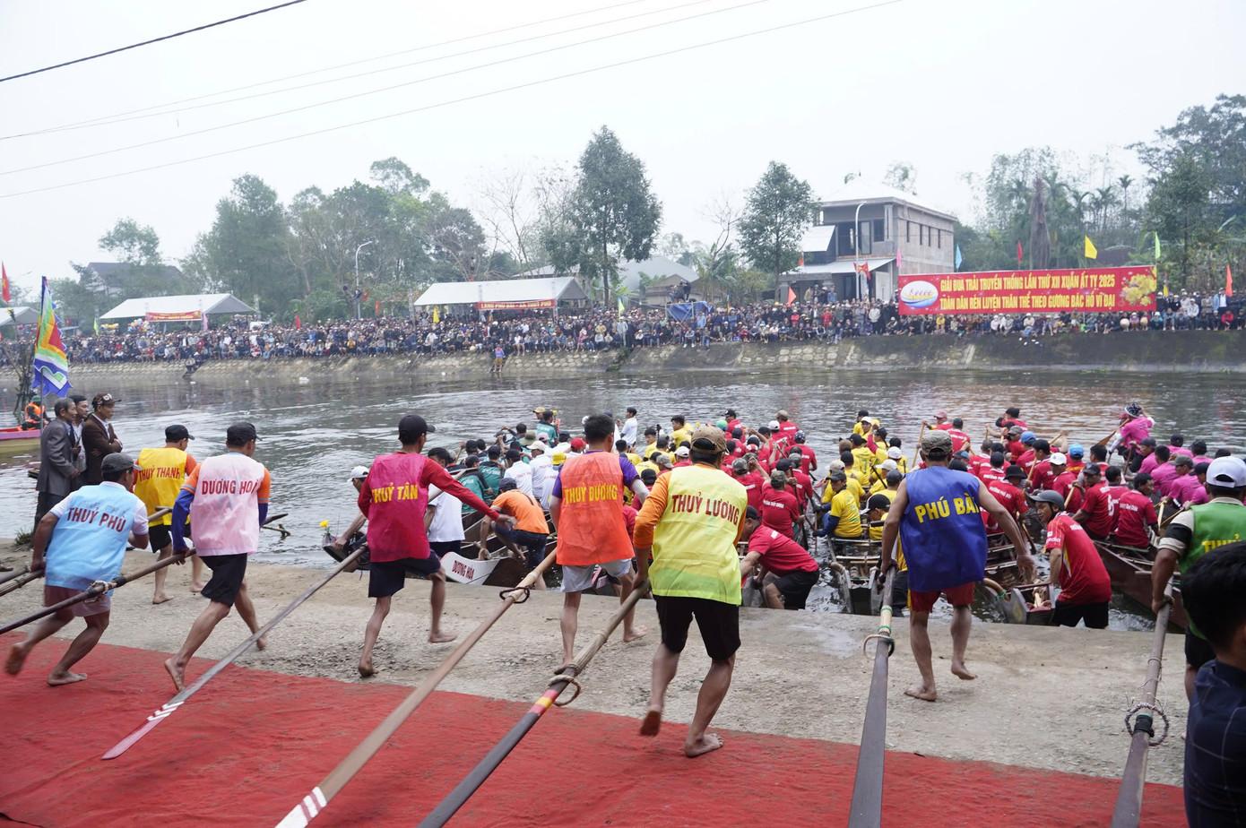 Các đội đua xuất phát sau tiếng trống khai hội.