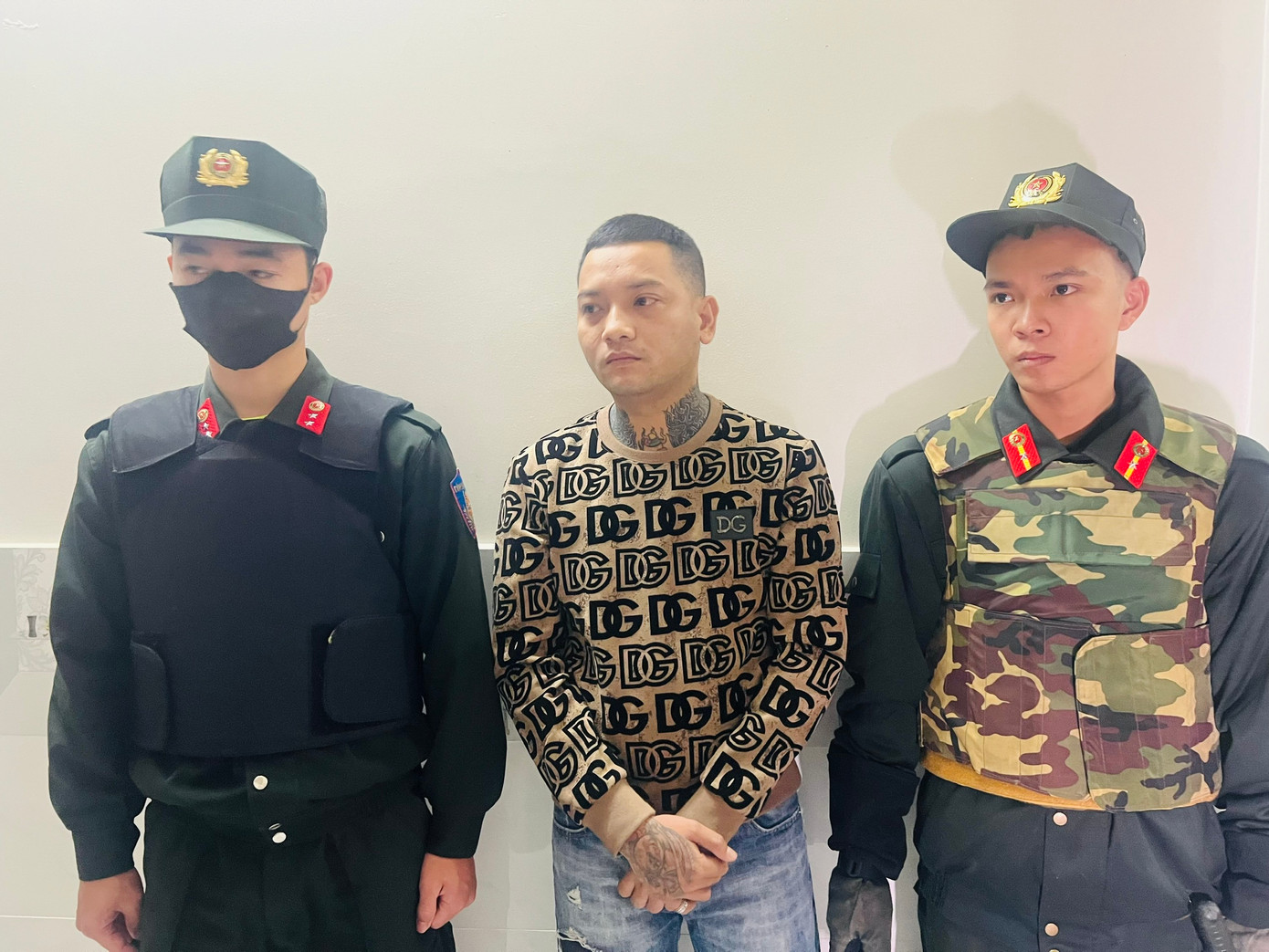 Đối tượng Phan Đình Kiểm (giữa).