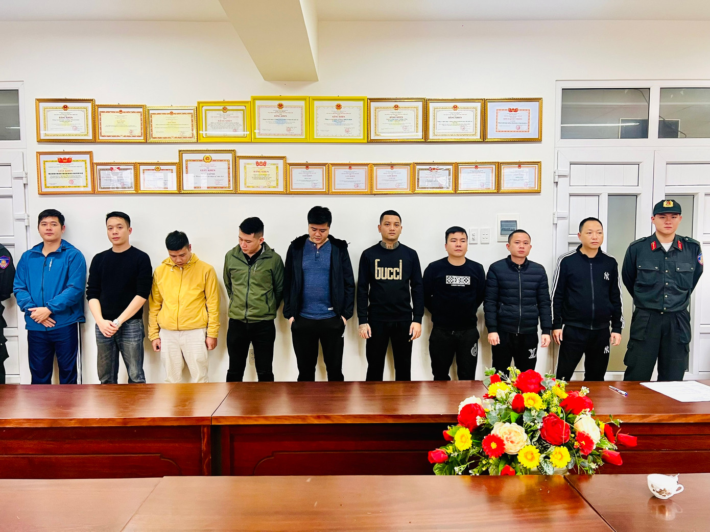 9 đối tượng tham gia đường dây đánh bạc 300 tỷ tại Huế bị công an bắt giữ.