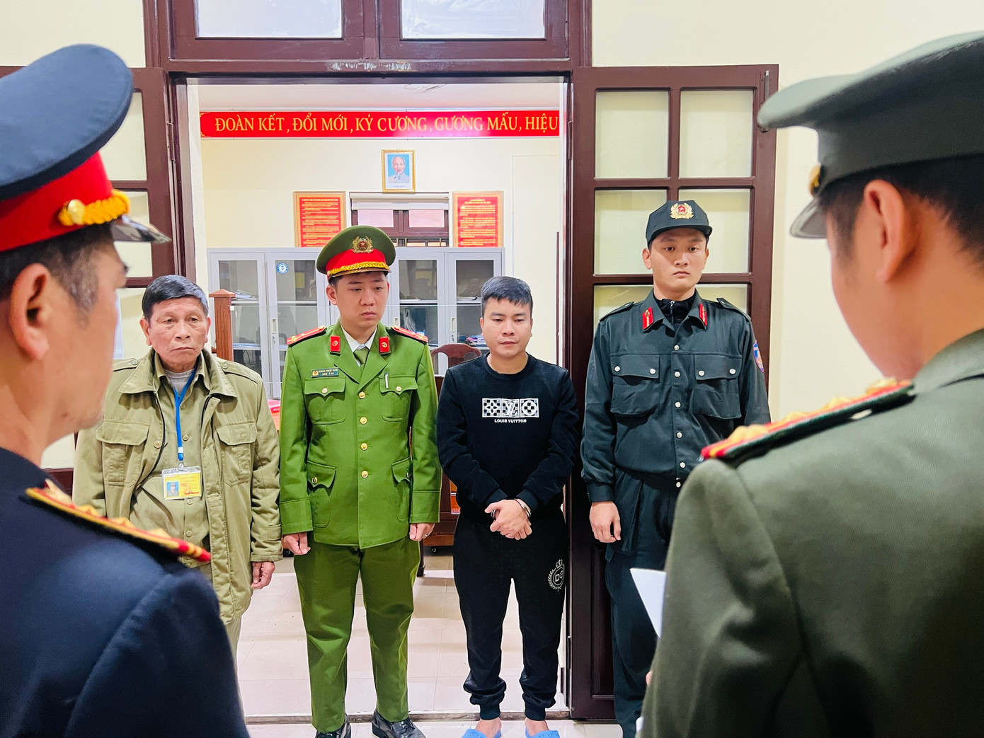 Đối tượng Võ Bá Quang (áo quần đen thể thao) bị công an khởi tố.