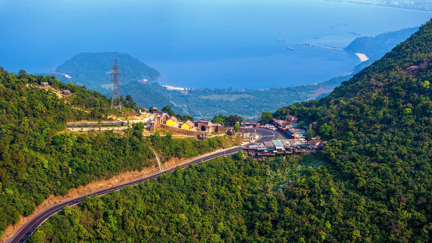 Di tích nằm trên đỉnh đèo Hải Vân, cạnh Quốc lộ 1 thuộc khu vực giáp ranh giữa TT-Huế và Đà Nẵng. Ảnh: TTBTDTCĐ Huế