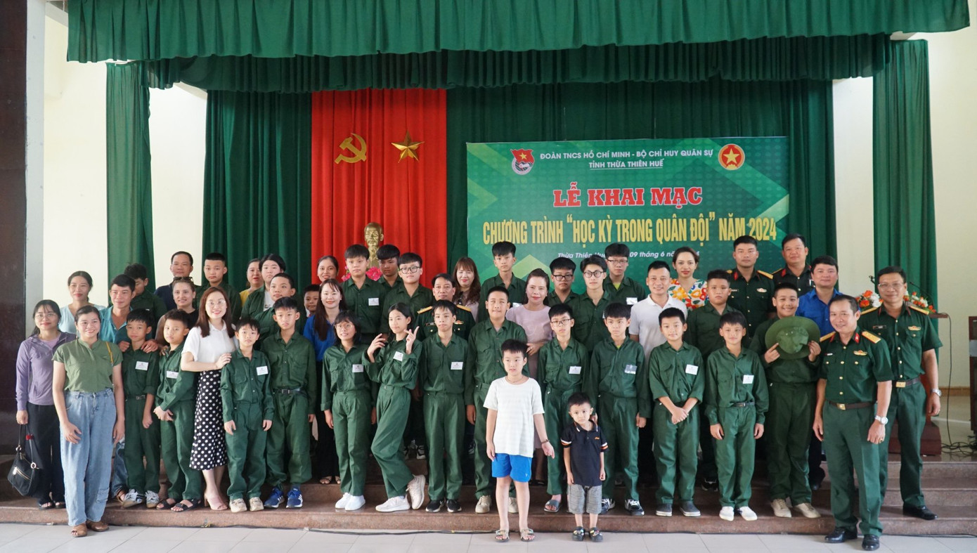 Các chiến sĩ nhí chụp ảnh lưu niệm cùng người nhà và các cô, chú lãnh đạo Tỉnh Đoàn, Bộ Chỉ huy Quân sự tỉnh TT-Huế, thị xã Hương Thủy.