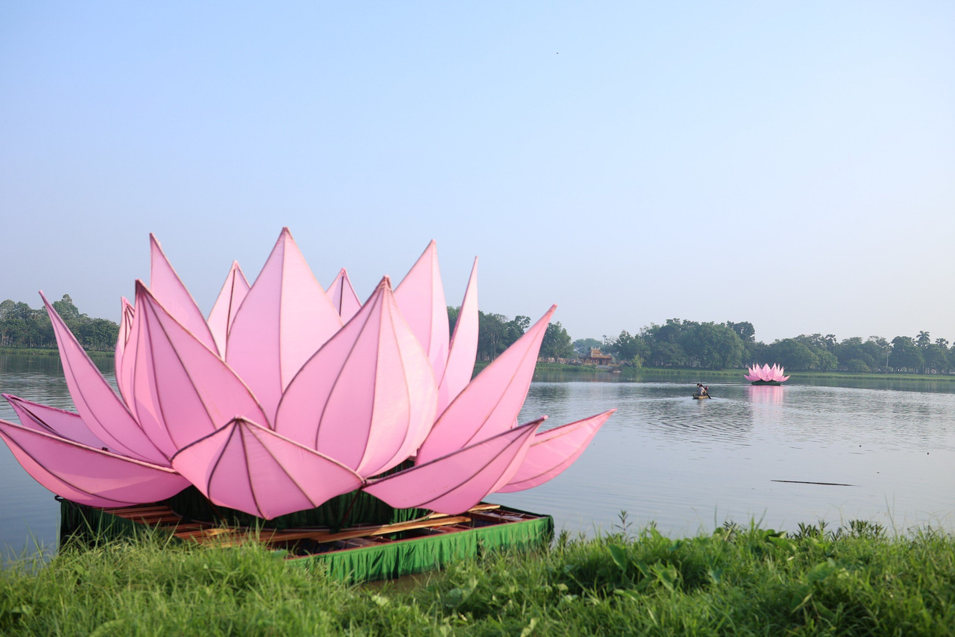 Trước đó, 168 cánh sen được ni sinh Học viện Phật giáo Việt Nam tại Huế thực hiện dán vải lên các bộ khung sườn để tạo tác, sau đó di chuyển ra bờ sông Hương đoạn gần bia Quốc học TP. Huế để lắp ráp nên 7 đóa sen thành phẩm. Mỗi hoa sen có trọng lượng 300 kg, đường kính 7,6 m, cao gần 4 m, đặt trên bệ nổi hình vuông.
