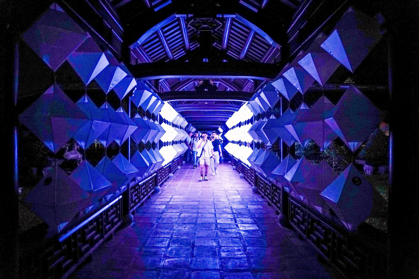 Các tác phẩm sắp đặt mang tính sáng tạo này tạo nên những trải nghiệm đắm chìm trong một vũ trụ kỳ ảo đối với người xem, trong suốt chặng đường khám phá nghệ thuật sắp đặt âm thanh và ánh sáng. Từ những chiếc đèn lồng Huế truyền thống được thắp sáng đồng bộ, đến loạt cây cảnh tuyệt đẹp phô ra những chiếc rễ nhân tạo như được thắp lửa, đang neo xuống lòng đất khi màn đêm dần buông...