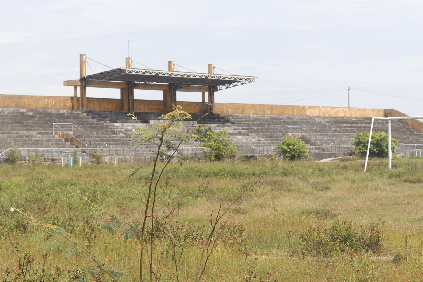 Trao đổi với PV, ông Lê Đình Phong – Chủ tịch UBND phường Thuận An (mới) cho biết, khu VHTT của phường bị bỏ hoang là thực trạng diễn ra qua nhiều năm. Nguyên nhân công trình không thể sử dụng từ lâu nay là do mặt sân rất cứng, được san đắp bằng đất đồi núi, không phù hợp, đảm bảo tiêu chuẩn để sử dụng cho các hoạt động thể thao.