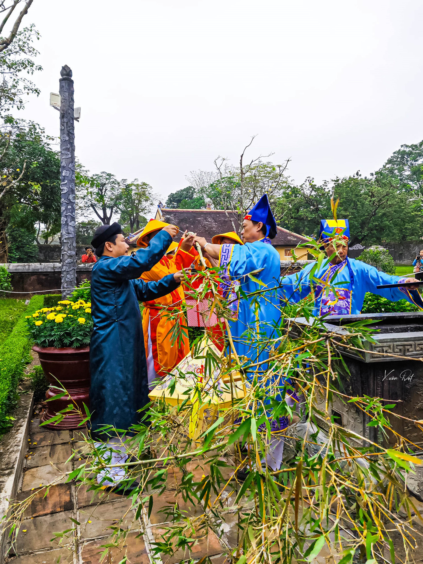 Theo lãnh đạo Trung tâm BTDTCĐ Huế, vào thời Nguyễn, lễ dựng nêu được tổ chức bài bản. Ngoài phướn đỏ, trên ngọn nêu còn treo ấn tín, đoản kiếm, bút lông biểu trưng cho việc phong ấn báo hiệu triều đình nghỉ ngơi khi Tết đến. Ảnh: Xuân Đạt