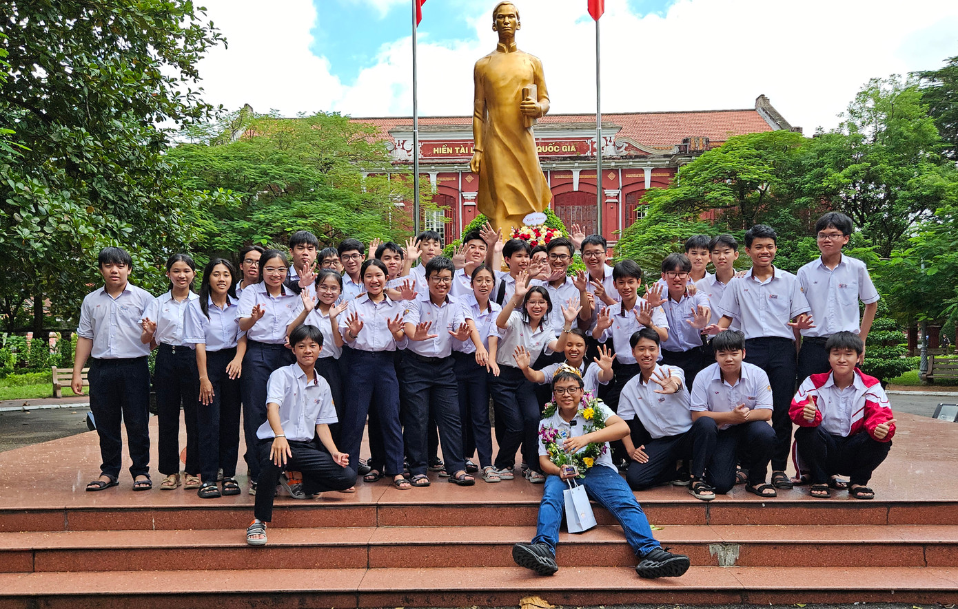 Võ Quang Phú Đức chụp hình lưu niệm với các bạn học sinh trường THPT Chuyên Quốc học Huế tại tượng đài Nguyễn Tất Thành. Võ Quang Phú Đức chụp hình lưu niệm với các bạn học sinh trường THPT Chuyên Quốc học Huế tại tượng đài Nguyễn Tất Thành.