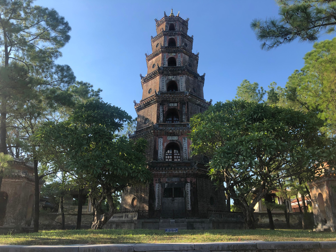 Chùa Linh Mụ nằm ven sông Hương vốn yên tĩnh, là nơi dành cho du khách đến tĩnh tâm, tham quan, cầu nguyện, hành lễ tâm linh nay càng thêm tĩnh lặng vì vắng bóng người tham quan kể từ khi xảy ra dịch bệnh COVID-19.