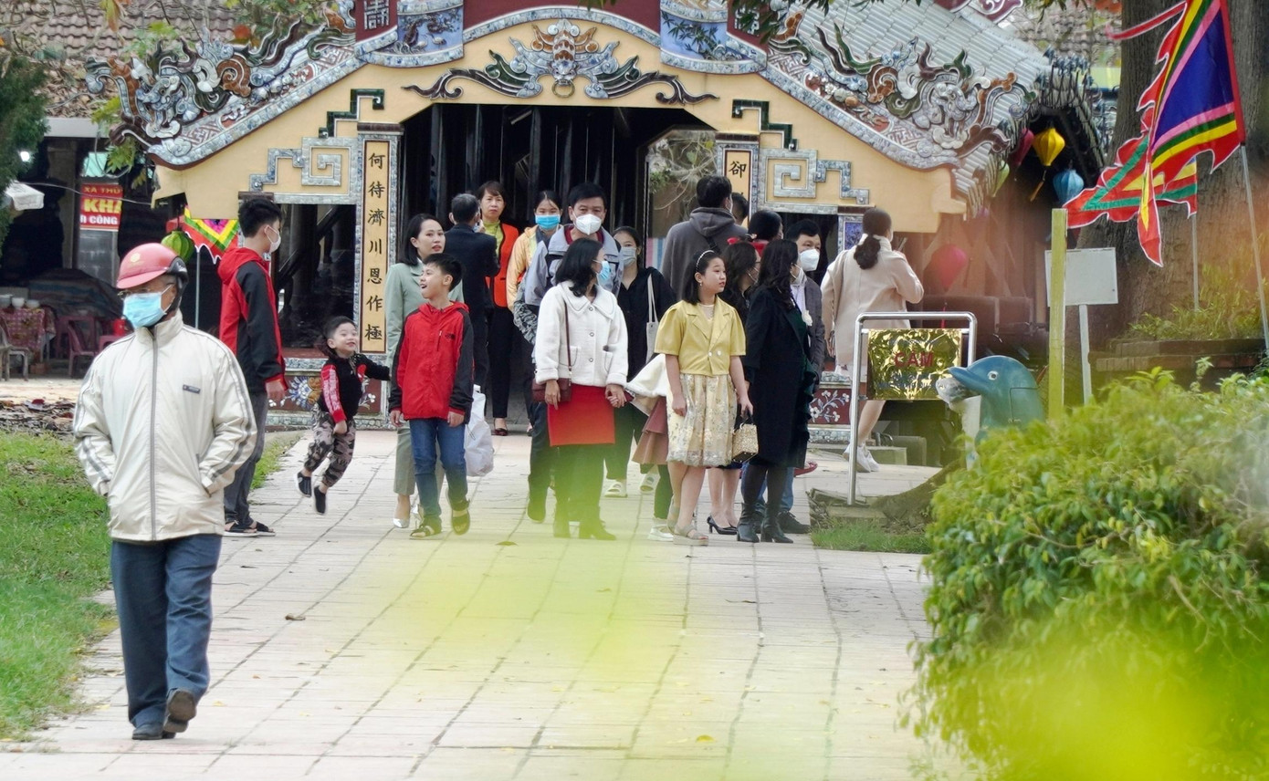 Không gian văn hóa quanh khu vực di tích cầu ngói Thanh Toàn và hội bài chòi đã thực sự làm sống dậy không khí của ngày Xuân, hội Tết nơi làng quê mộc mạc, yên bình.