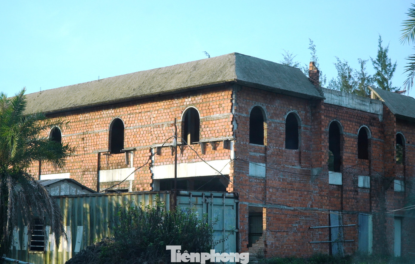 Cách khu du lịch Six Miles Coast Resort vài km theo hướng từ Lăng Cô về cảng biển Chân Mây, có một khu du lịch, biệt thự nghỉ dưỡng cao cấp xây dở dang kể từ năm 2016, rồi bỏ hoang giữa gió mưa. Khung cảnh nơi đây cũng không kém phần ma mị. Đó là khu du lịch Movenpick Resort Lăng Cô (tên khác là Huyền Thoại Địa Trung Hải) của Công ty CP Tập đoàn Xây dựng và Phát triển nhà Vicoland.