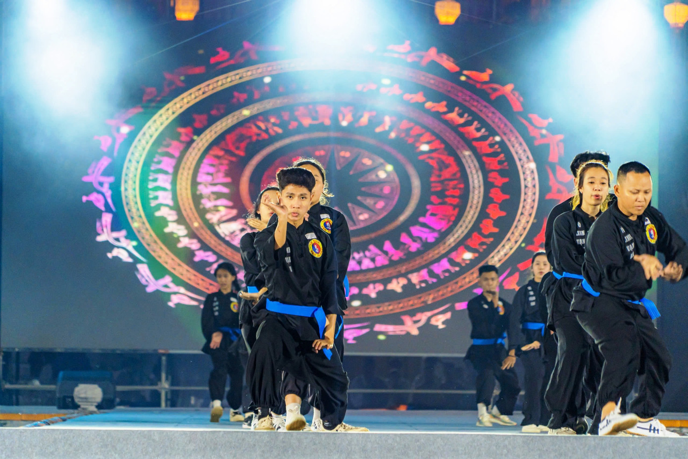 Bên cạnh đó, khán giả được thưởng thức màn trống hội hùng tráng, các tiết mục võ thuật sân khấu hóa kết hợp bắn hỏa lệnh và hỏa thuật mãn nhãn, cùng với sự góp mặt của nhiều nghệ sĩ, ca sĩ nổi tiếng. Bên cạnh đó, khán giả được thưởng thức màn trống hội hùng tráng, các tiết mục võ thuật sân khấu hóa kết hợp bắn hỏa lệnh và hỏa thuật mãn nhãn, cùng với sự góp mặt của nhiều nghệ sĩ, ca sĩ nổi tiếng.