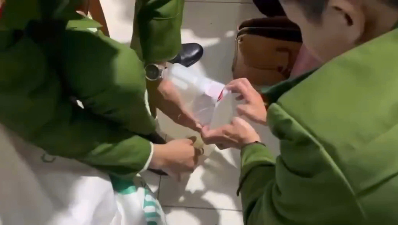 Công an niêm phong các can nhựa đựng hóa chất gây hại cho sức khỏe phục vụ công tác điều tra.