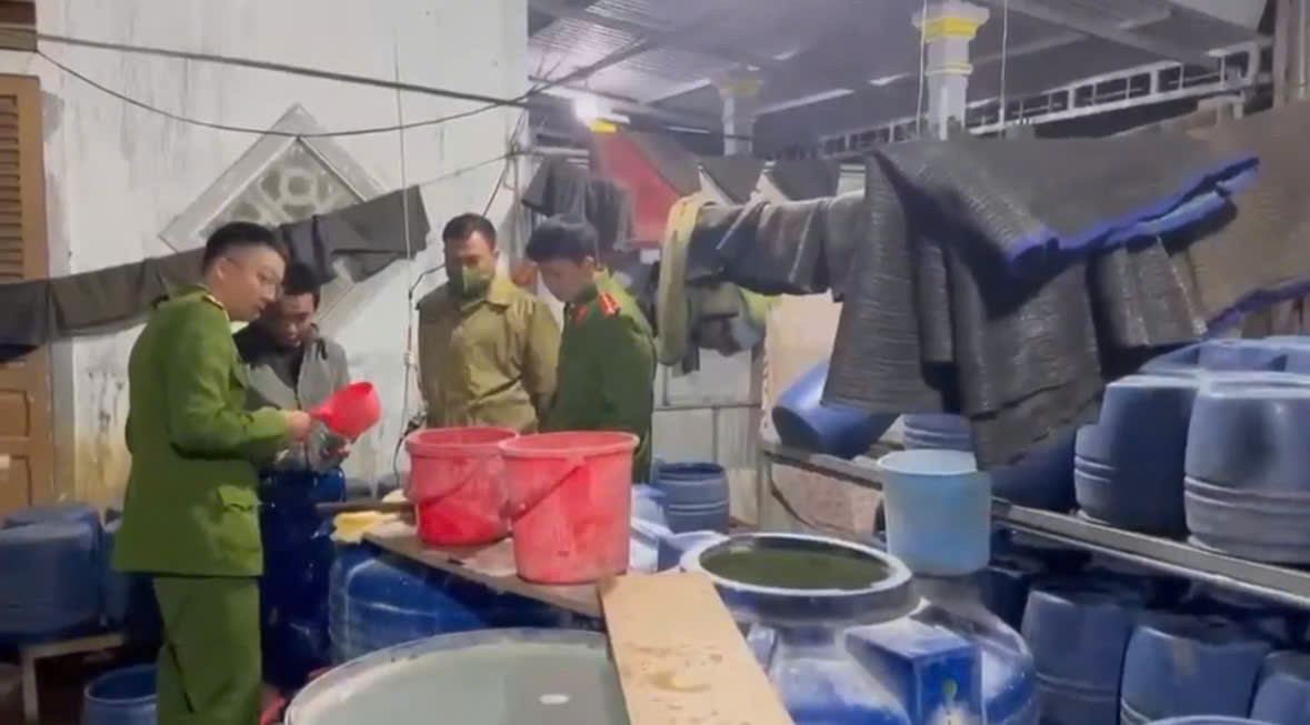 Công an kiểm tra cơ sở sản xuất giá đỗ tại phường An Cựu, Huế.