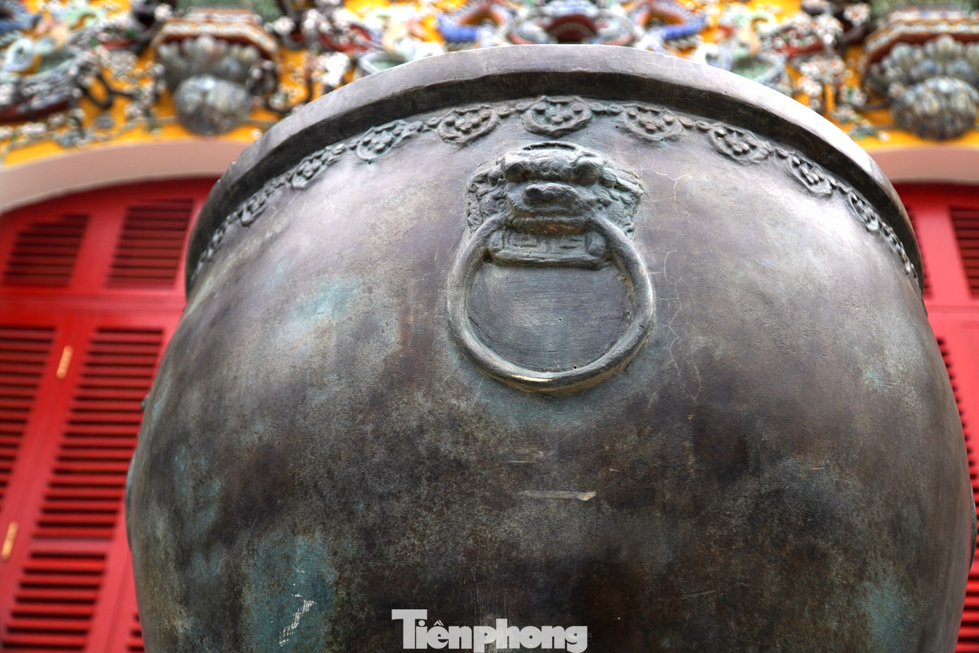 Đầu rồng tạo nổi trên một chiếc vại đồng trước điện Kiến Trung.